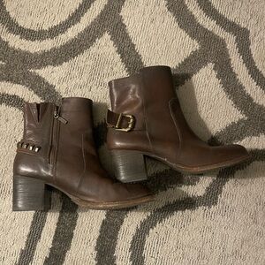 Kenneth Cole size 9  Brown Leather Ankle Boots with Buckle used zip